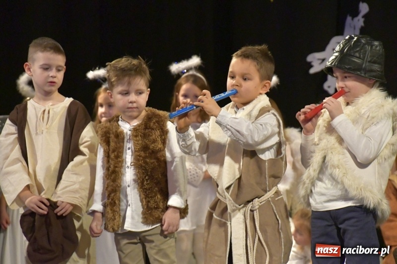 Zdjęcie w galerii na portalu naszraciborz.pl: Jasełka przedszkolaków Stokrotki na scenie Strzechy wiadomości z regionu
