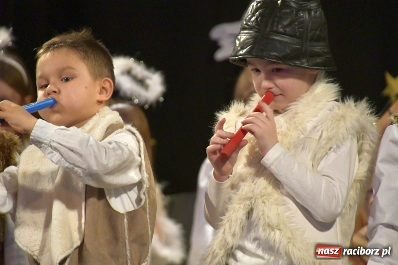 Zdjęcie w galerii na portalu naszraciborz.pl: Jasełka przedszkolaków Stokrotki na scenie Strzechy wiadomości z regionu