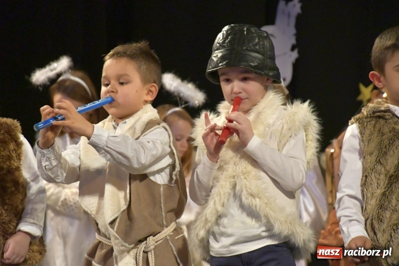 Zdjęcie w galerii na portalu naszraciborz.pl: Jasełka przedszkolaków Stokrotki na scenie Strzechy wiadomości z regionu