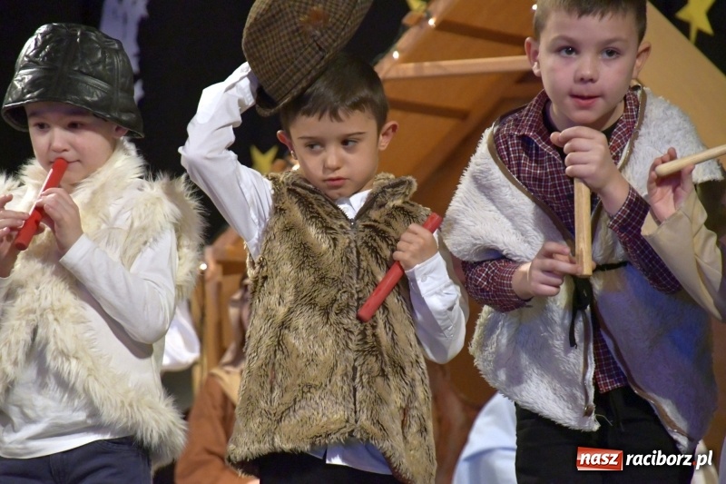 Zdjęcie w galerii na portalu naszraciborz.pl: Jasełka przedszkolaków Stokrotki na scenie Strzechy wiadomości z regionu