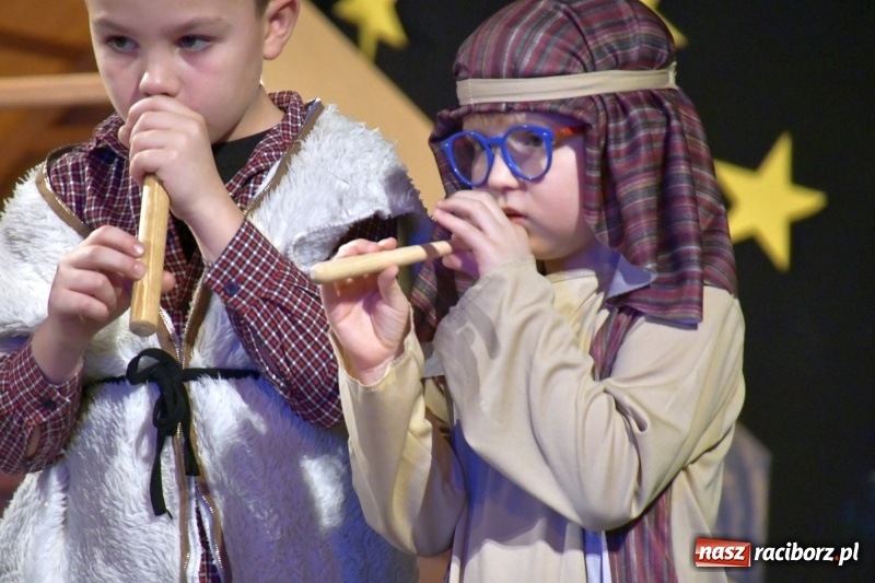 Zdjęcie w galerii na portalu naszraciborz.pl: Jasełka przedszkolaków Stokrotki na scenie Strzechy wiadomości z regionu