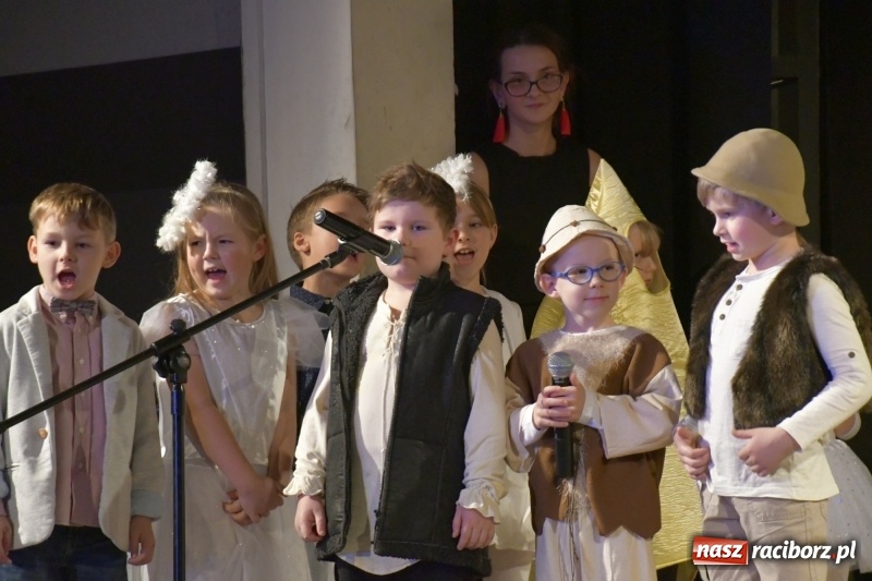Zdjęcie w galerii na portalu naszraciborz.pl: Jasełka przedszkolaków Stokrotki na scenie Strzechy wiadomości z regionu