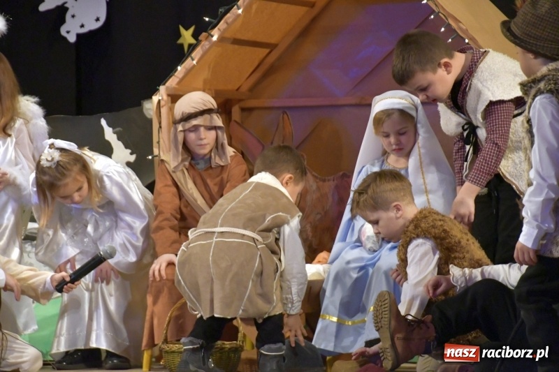 Zdjęcie w galerii na portalu naszraciborz.pl: Jasełka przedszkolaków Stokrotki na scenie Strzechy wiadomości z regionu