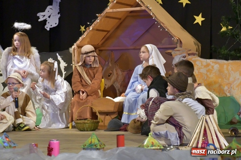 Zdjęcie w galerii na portalu naszraciborz.pl: Jasełka przedszkolaków Stokrotki na scenie Strzechy wiadomości z regionu