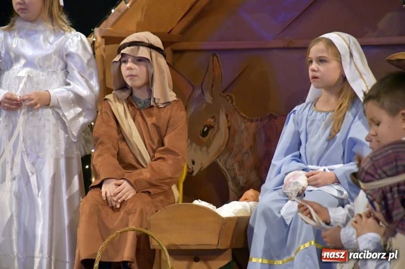 Zdjęcie w galerii na portalu naszraciborz.pl: Jasełka przedszkolaków Stokrotki na scenie Strzechy wiadomości z regionu