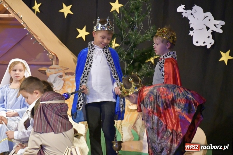 Zdjęcie w galerii na portalu naszraciborz.pl: Jasełka przedszkolaków Stokrotki na scenie Strzechy wiadomości z regionu