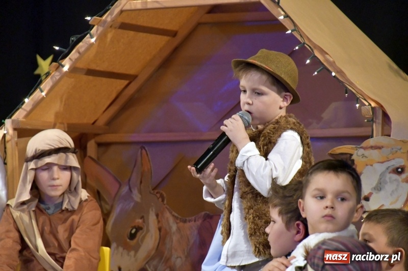 Zdjęcie w galerii na portalu naszraciborz.pl: Jasełka przedszkolaków Stokrotki na scenie Strzechy wiadomości z regionu