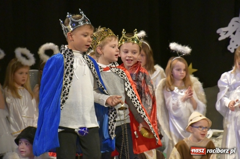 Zdjęcie w galerii na portalu naszraciborz.pl: Jasełka przedszkolaków Stokrotki na scenie Strzechy wiadomości z regionu