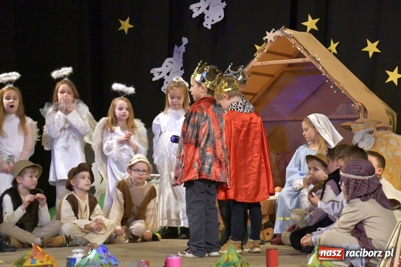 Zdjęcie w galerii na portalu naszraciborz.pl: Jasełka przedszkolaków Stokrotki na scenie Strzechy wiadomości z regionu