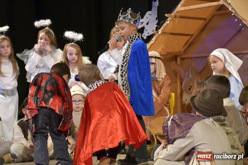 Zdjęcie w galerii na portalu naszraciborz.pl: Jasełka przedszkolaków Stokrotki na scenie Strzechy wiadomości z regionu