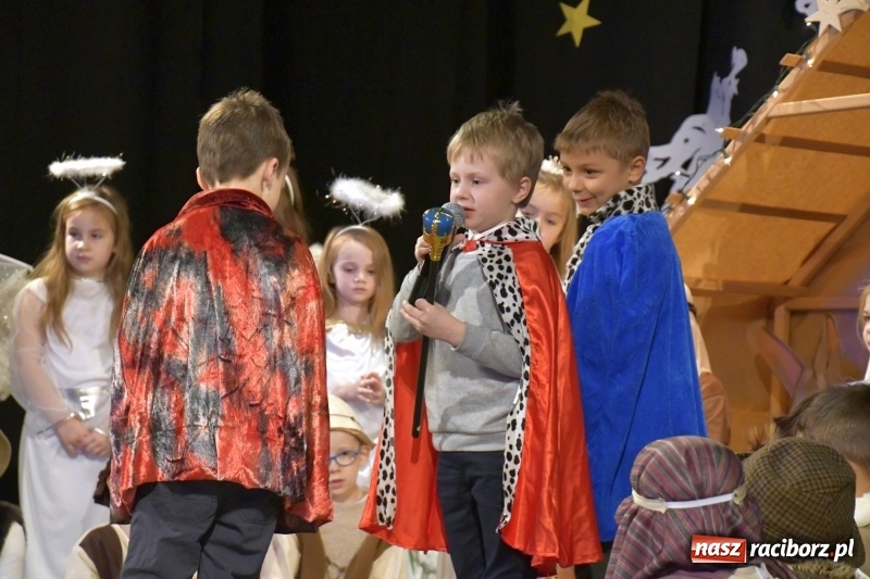 Zdjęcie w galerii na portalu naszraciborz.pl: Jasełka przedszkolaków Stokrotki na scenie Strzechy wiadomości z regionu
