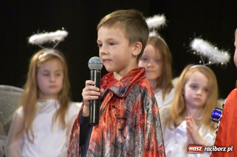 Zdjęcie w galerii na portalu naszraciborz.pl: Jasełka przedszkolaków Stokrotki na scenie Strzechy wiadomości z regionu