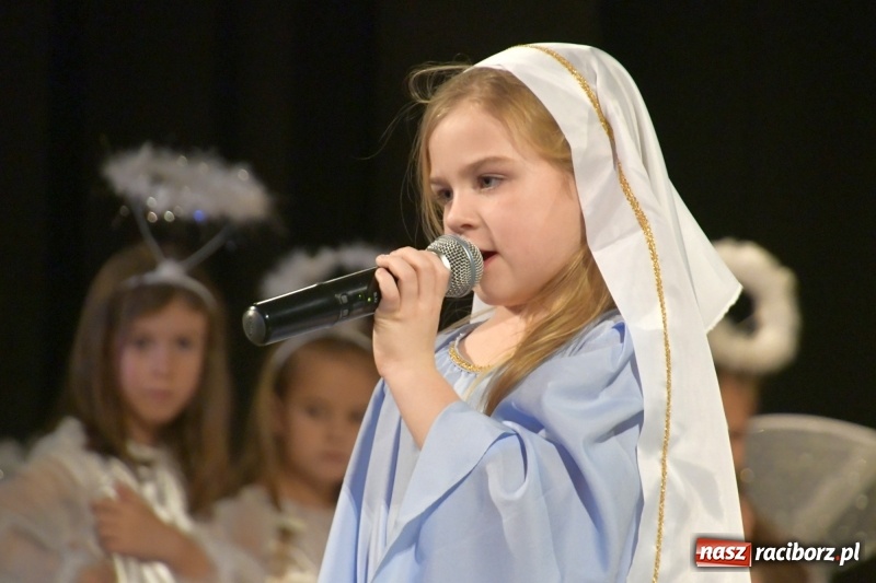 Zdjęcie w galerii na portalu naszraciborz.pl: Jasełka przedszkolaków Stokrotki na scenie Strzechy wiadomości z regionu