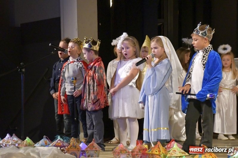 Zdjęcie w galerii na portalu naszraciborz.pl: Jasełka przedszkolaków Stokrotki na scenie Strzechy wiadomości z regionu