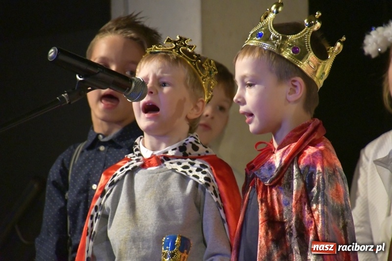 Zdjęcie w galerii na portalu naszraciborz.pl: Jasełka przedszkolaków Stokrotki na scenie Strzechy wiadomości z regionu