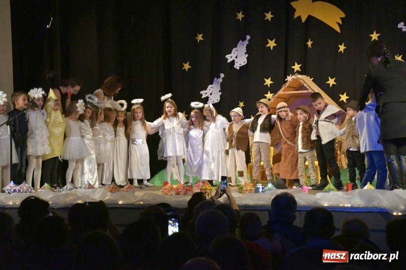 Zdjęcie w galerii na portalu naszraciborz.pl: Jasełka przedszkolaków Stokrotki na scenie Strzechy wiadomości z regionu