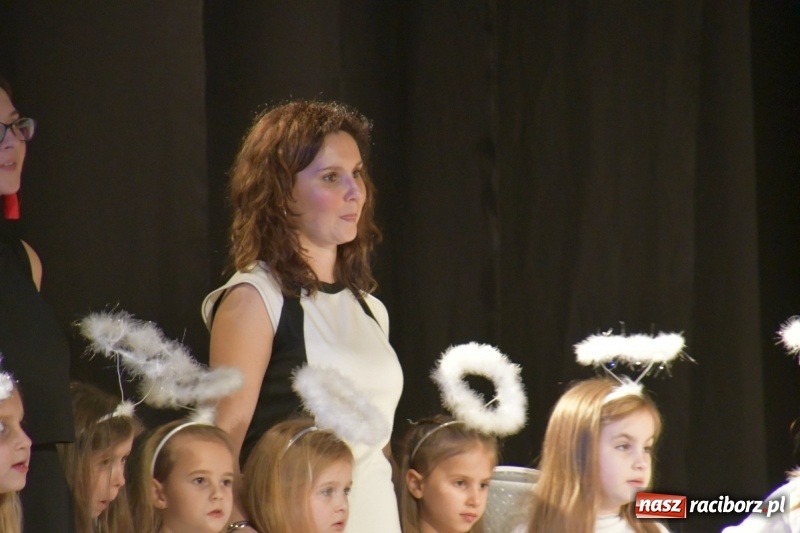 Zdjęcie w galerii na portalu naszraciborz.pl: Jasełka przedszkolaków Stokrotki na scenie Strzechy wiadomości z regionu