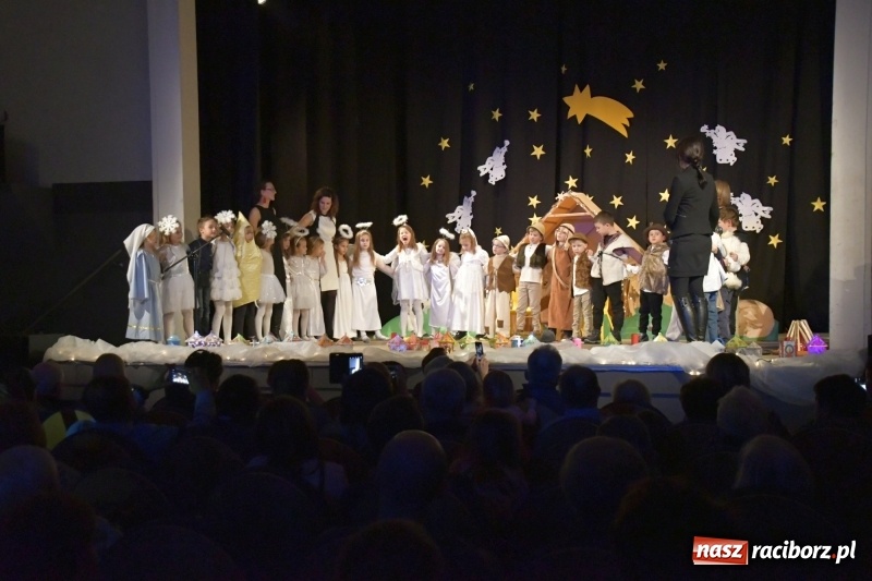 Zdjęcie w galerii na portalu naszraciborz.pl: Jasełka przedszkolaków Stokrotki na scenie Strzechy wiadomości z regionu