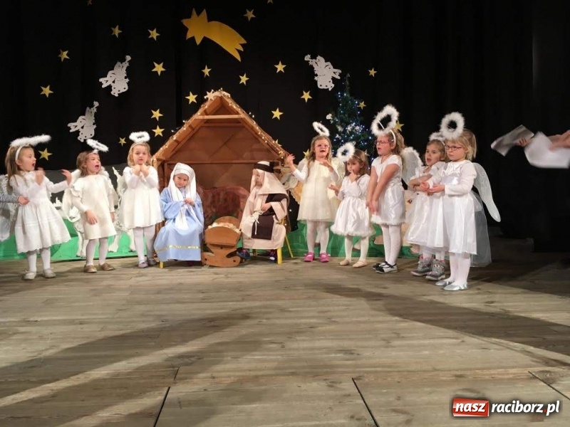 Zdjęcie w galerii na portalu naszraciborz.pl: Jasełka przedszkolaków Stokrotki na scenie Strzechy wiadomości z regionu
