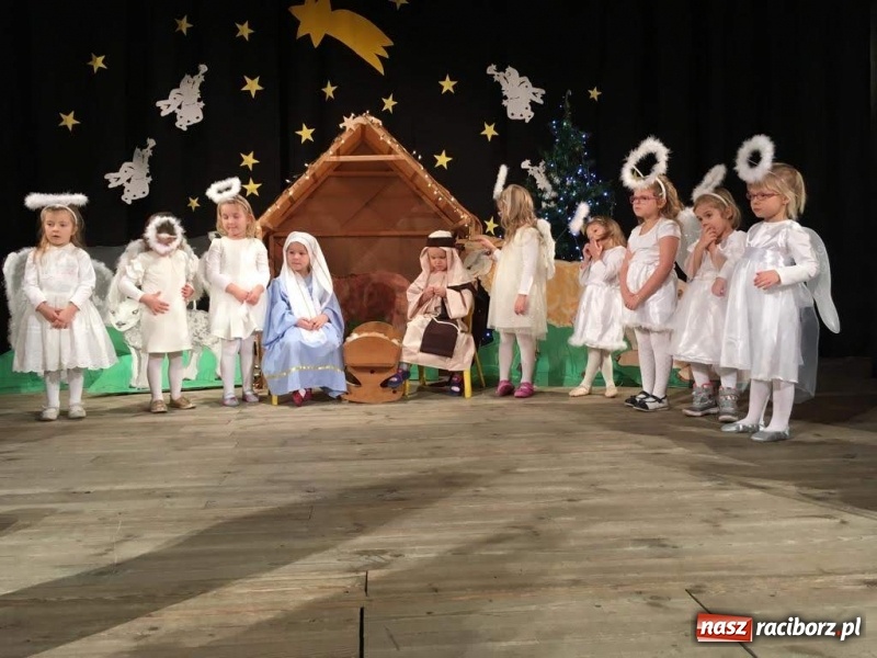 Zdjęcie w galerii na portalu naszraciborz.pl: Jasełka przedszkolaków Stokrotki na scenie Strzechy wiadomości z regionu