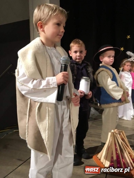Zdjęcie w galerii na portalu naszraciborz.pl: Jasełka przedszkolaków Stokrotki na scenie Strzechy wiadomości z regionu