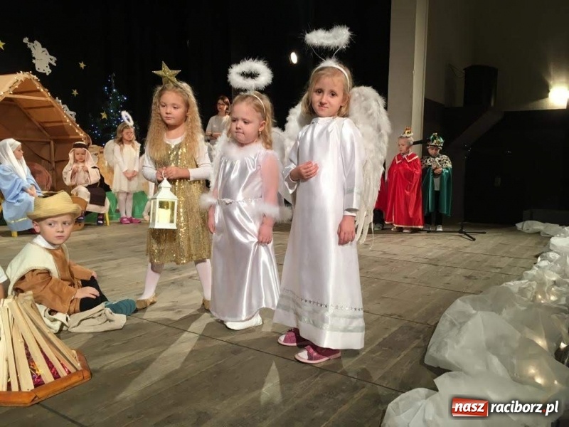 Zdjęcie w galerii na portalu naszraciborz.pl: Jasełka przedszkolaków Stokrotki na scenie Strzechy wiadomości z regionu
