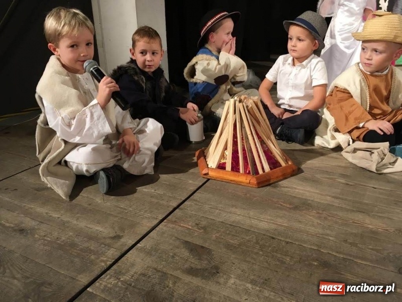 Zdjęcie w galerii na portalu naszraciborz.pl: Jasełka przedszkolaków Stokrotki na scenie Strzechy wiadomości z regionu