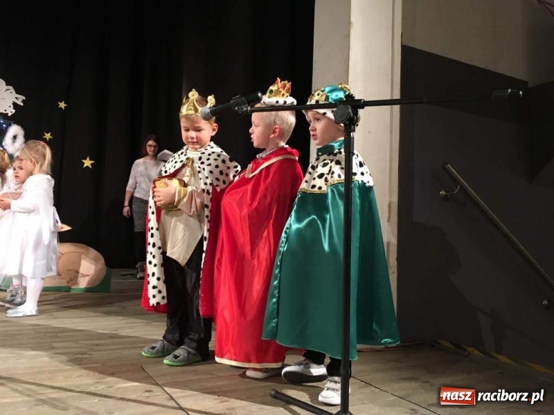 Zdjęcie w galerii na portalu naszraciborz.pl: Jasełka przedszkolaków Stokrotki na scenie Strzechy wiadomości z regionu