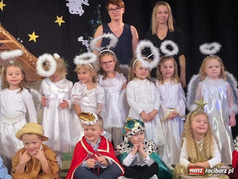 Zdjęcie w galerii na portalu naszraciborz.pl: Jasełka przedszkolaków Stokrotki na scenie Strzechy wiadomości z regionu