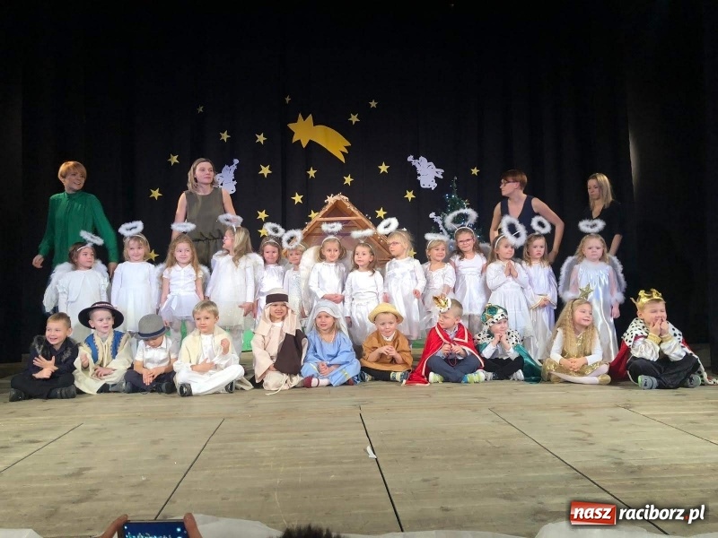 Zdjęcie w galerii na portalu naszraciborz.pl: Jasełka przedszkolaków Stokrotki na scenie Strzechy wiadomości z regionu