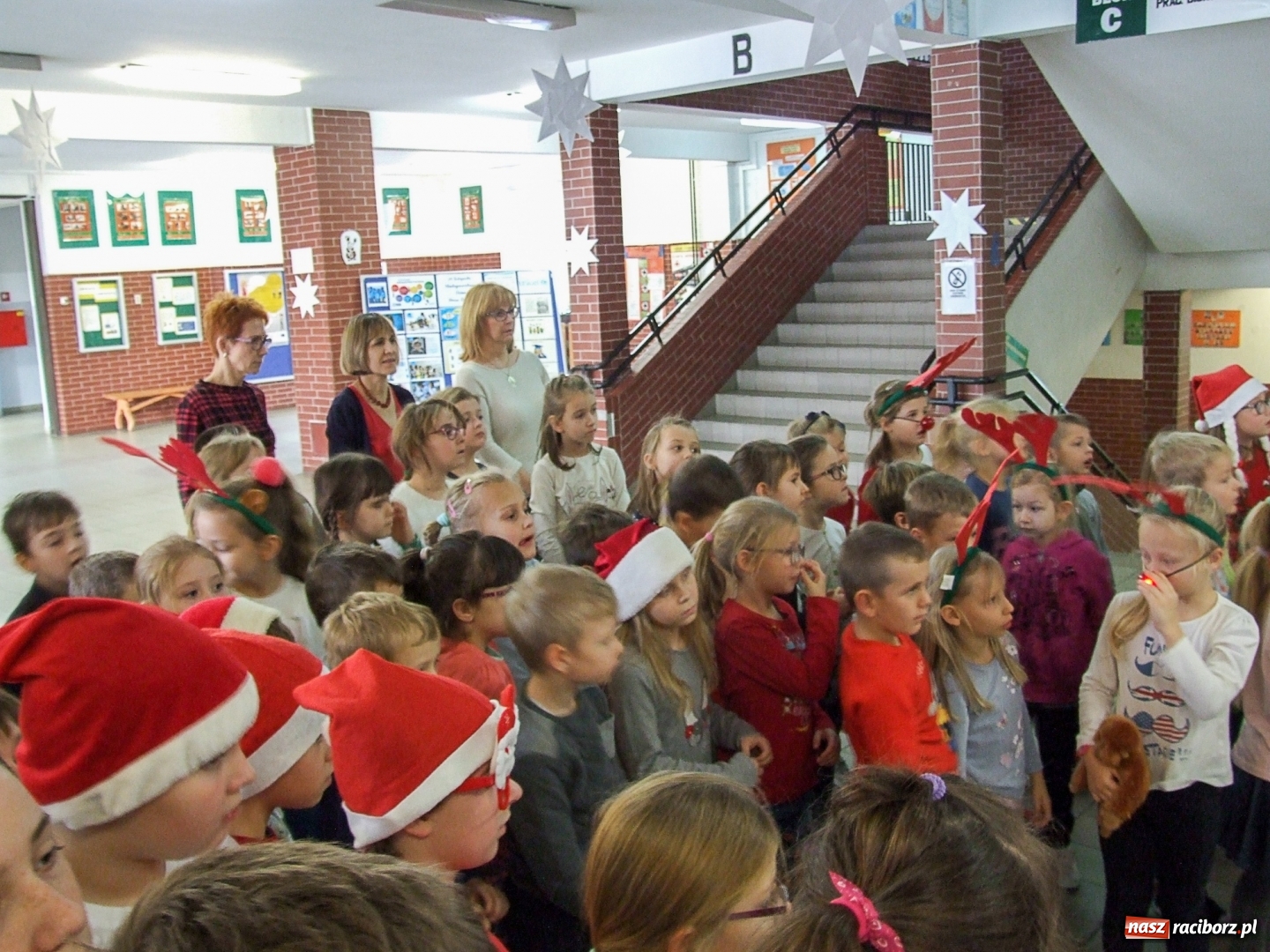 Zdjęcie w galerii na portalu naszraciborz.pl: Święty Mikołaj w SP18 wiadomości z regionu