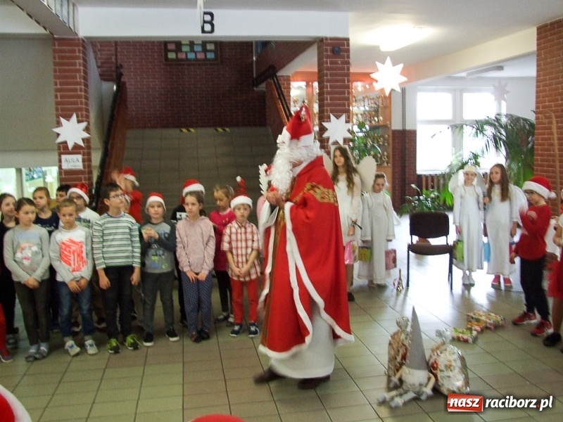 Zdjęcie w galerii na portalu naszraciborz.pl: Święty Mikołaj w SP18 wiadomości z regionu