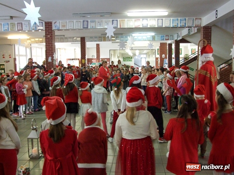 Zdjęcie w galerii na portalu naszraciborz.pl: Święty Mikołaj w SP18 wiadomości z regionu