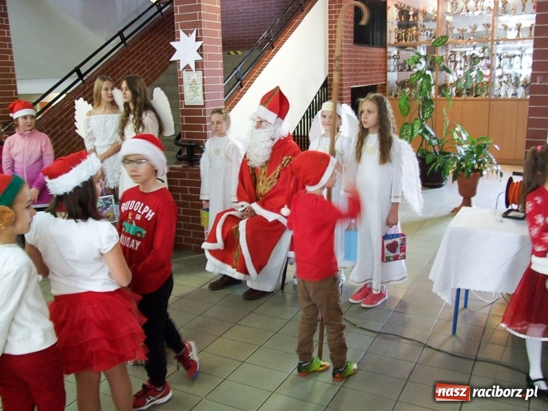 Zdjęcie w galerii na portalu naszraciborz.pl: Święty Mikołaj w SP18 wiadomości z regionu