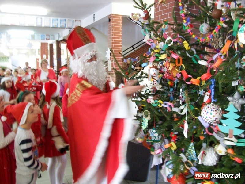 Zdjęcie w galerii na portalu naszraciborz.pl: Święty Mikołaj w SP18 wiadomości z regionu
