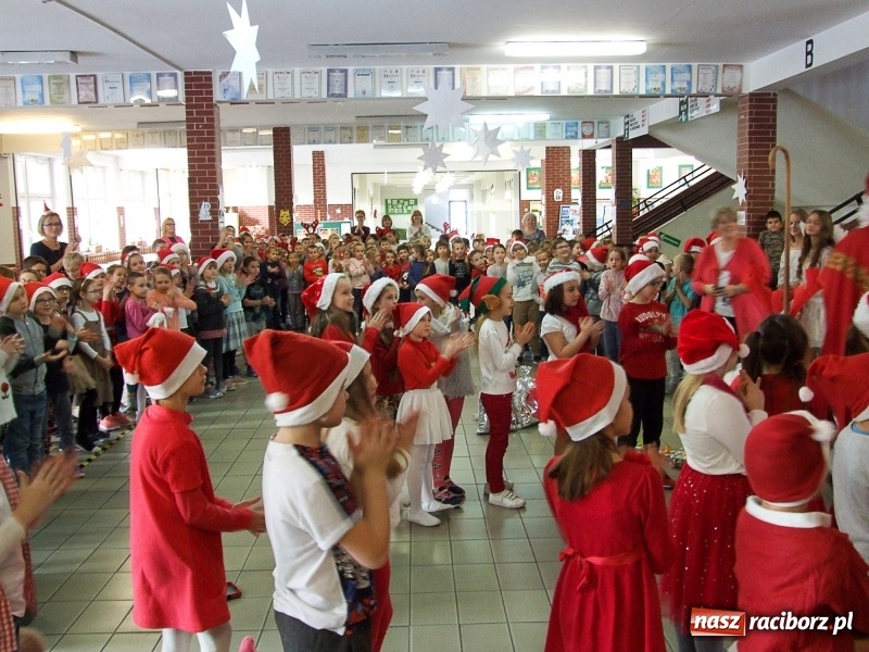 Zdjęcie w galerii na portalu naszraciborz.pl: Święty Mikołaj w SP18 wiadomości z regionu