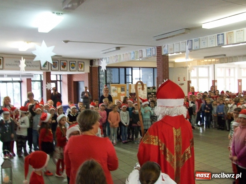 Zdjęcie w galerii na portalu naszraciborz.pl: Święty Mikołaj w SP18 wiadomości z regionu