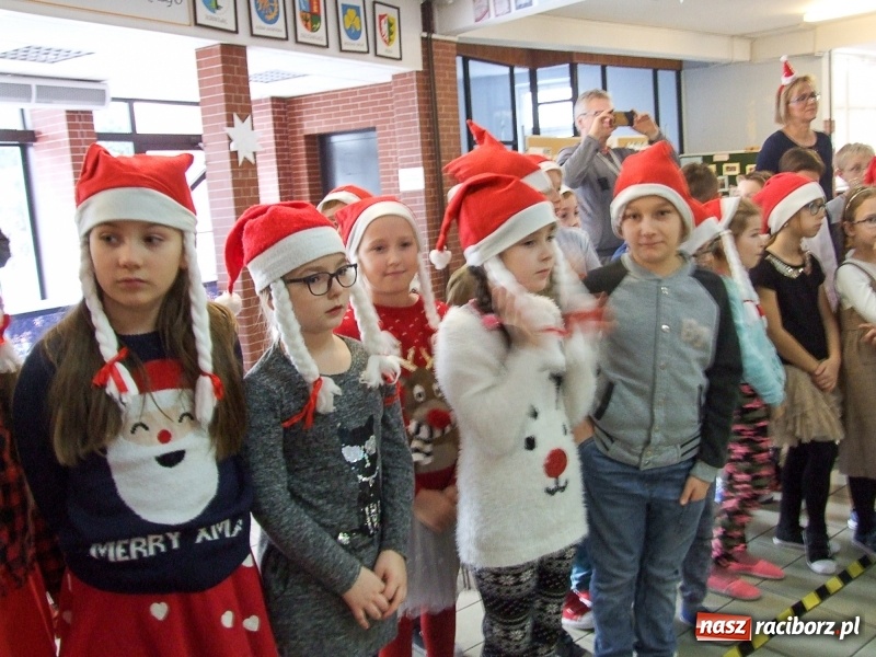 Zdjęcie w galerii na portalu naszraciborz.pl: Święty Mikołaj w SP18 wiadomości z regionu