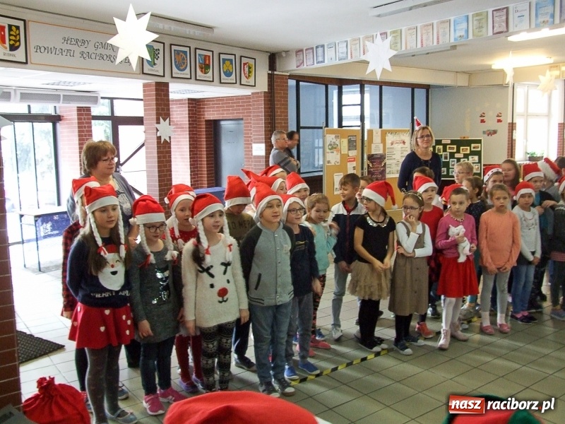Zdjęcie w galerii na portalu naszraciborz.pl: Święty Mikołaj w SP18 wiadomości z regionu