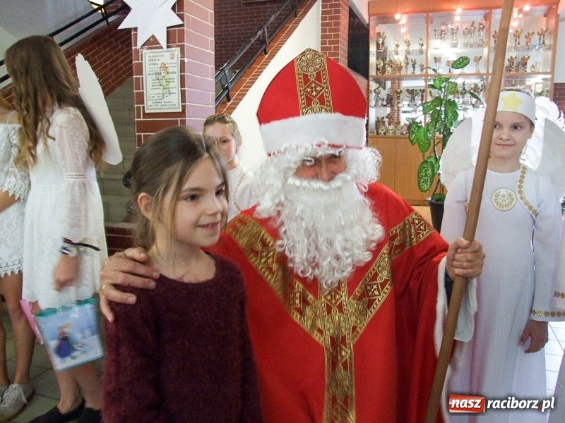 Zdjęcie w galerii na portalu naszraciborz.pl: Święty Mikołaj w SP18 wiadomości z regionu