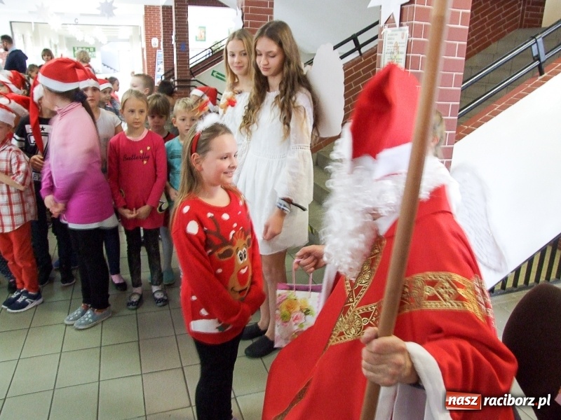 Zdjęcie w galerii na portalu naszraciborz.pl: Święty Mikołaj w SP18 wiadomości z regionu