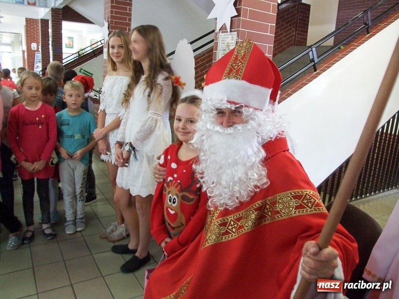 Zdjęcie w galerii na portalu naszraciborz.pl: Święty Mikołaj w SP18 wiadomości z regionu