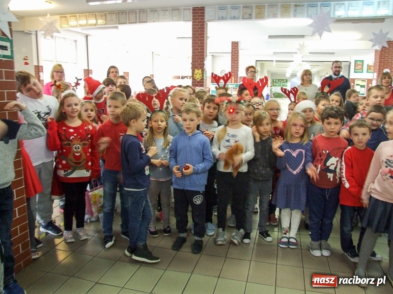 Zdjęcie w galerii na portalu naszraciborz.pl: Święty Mikołaj w SP18 wiadomości z regionu