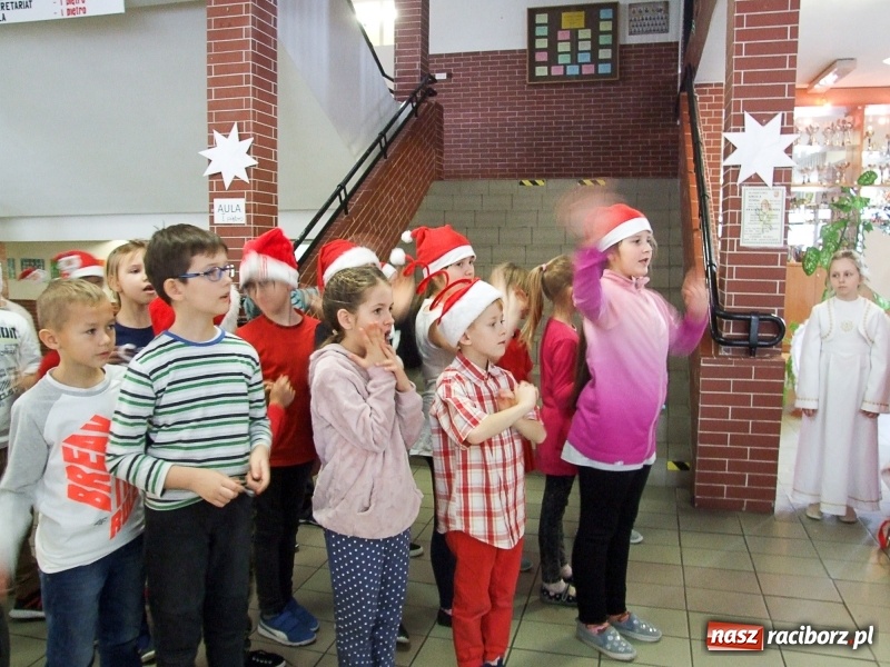 Zdjęcie w galerii na portalu naszraciborz.pl: Święty Mikołaj w SP18 wiadomości z regionu
