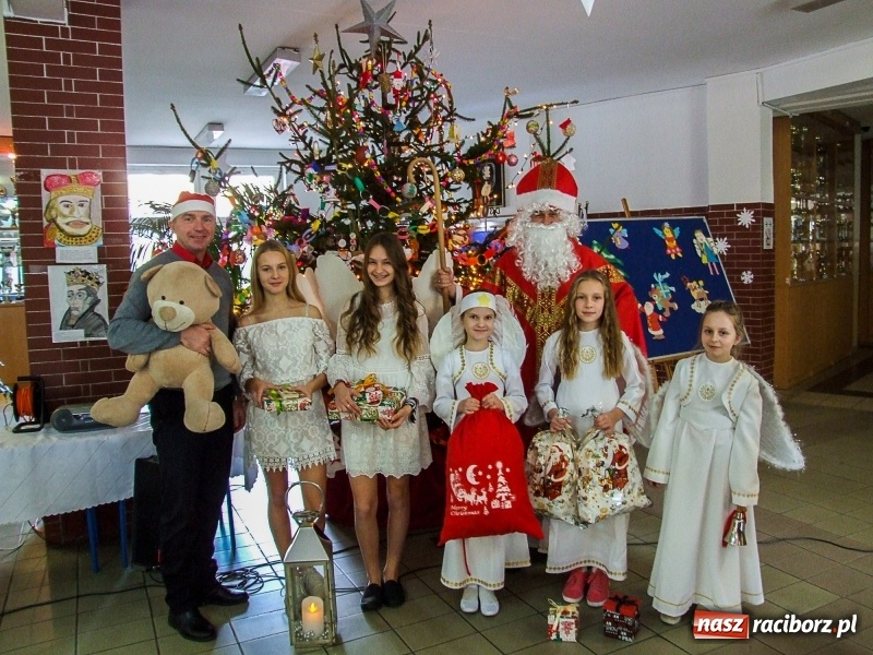 Zdjęcie w galerii na portalu naszraciborz.pl: Święty Mikołaj w SP18 wiadomości z regionu