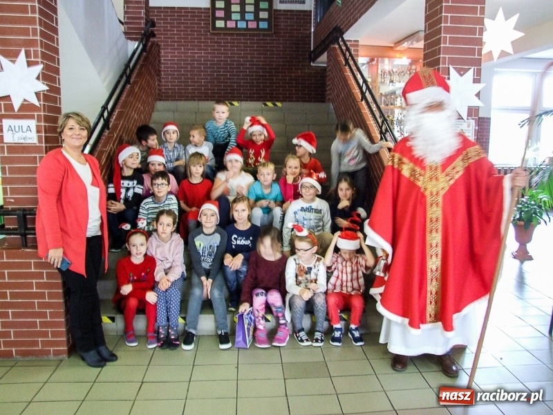 Zdjęcie w galerii na portalu naszraciborz.pl: Święty Mikołaj w SP18 wiadomości z regionu