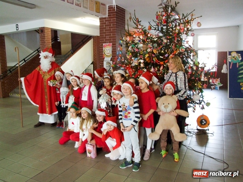 Zdjęcie w galerii na portalu naszraciborz.pl: Święty Mikołaj w SP18 wiadomości z regionu