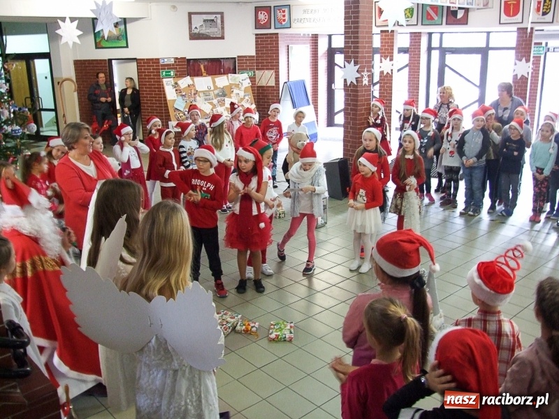 Zdjęcie w galerii na portalu naszraciborz.pl: Święty Mikołaj w SP18 wiadomości z regionu