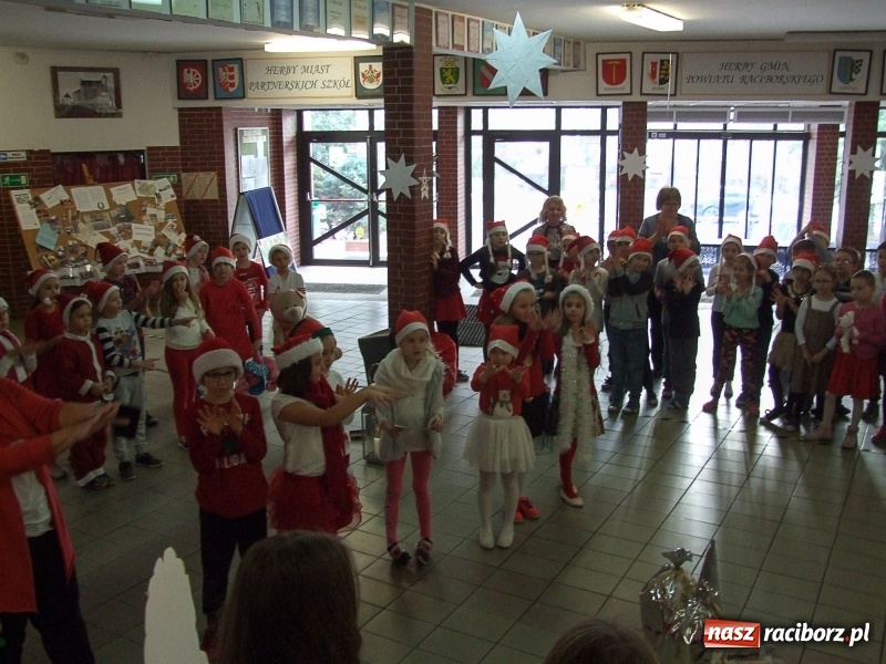 Zdjęcie w galerii na portalu naszraciborz.pl: Święty Mikołaj w SP18 wiadomości z regionu