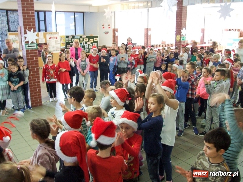 Zdjęcie w galerii na portalu naszraciborz.pl: Święty Mikołaj w SP18 wiadomości z regionu